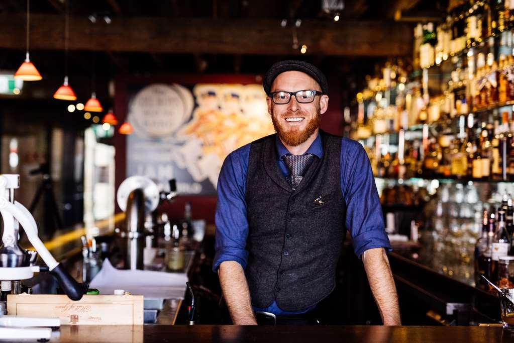 הובארט The Henry Jones Art Hotel מסעדה תמונה A bartender at work