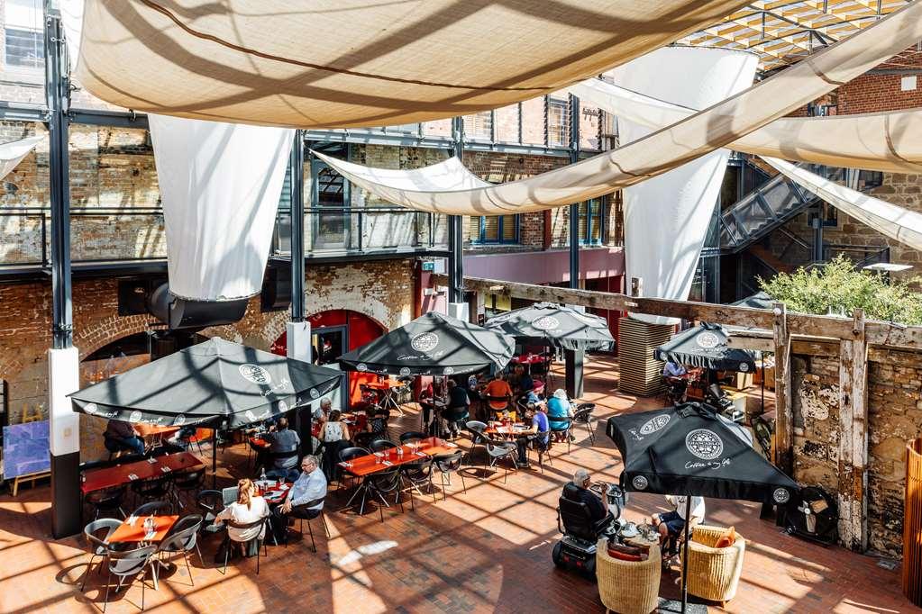 הובארט The Henry Jones Art Hotel מראה פנימי תמונה The patio at the Hotel Santa Fe