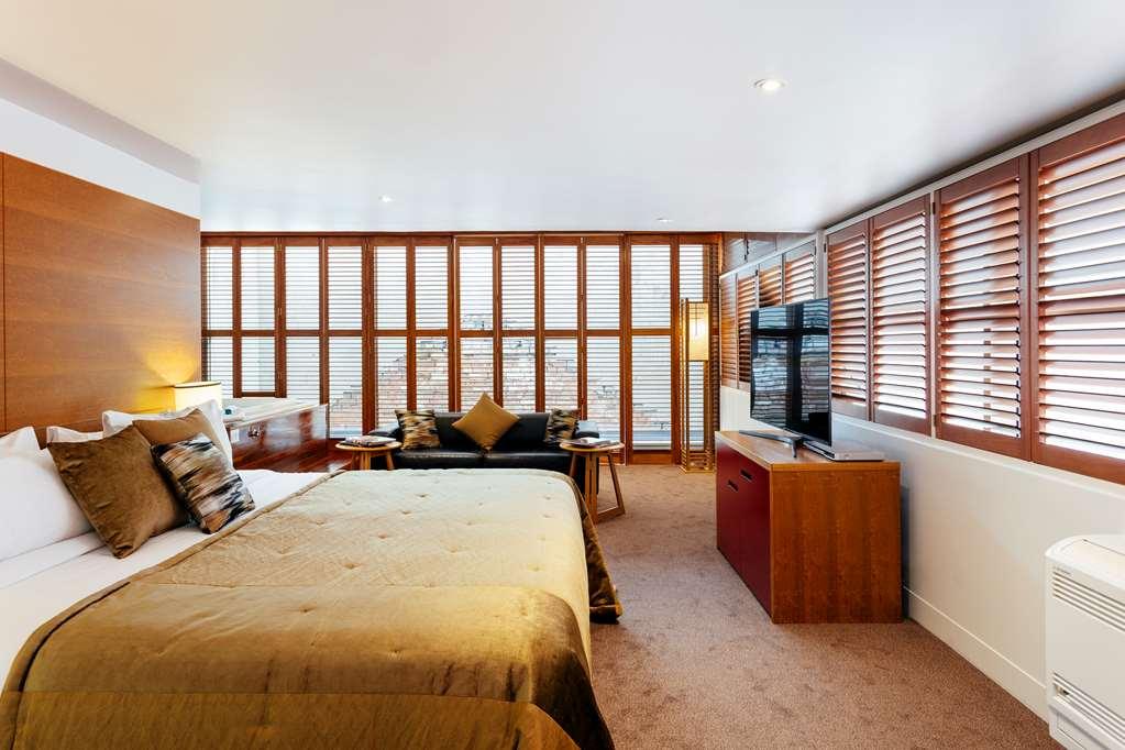הובארט The Henry Jones Art Hotel חדר תמונה A bedroom at the hotel