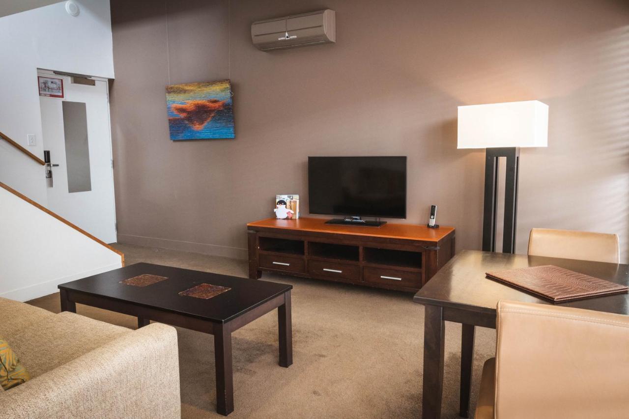 הובארט The Henry Jones Art Hotel מראה חיצוני תמונה A living room in a typical apartment at the Village at Grand Traverse Commons