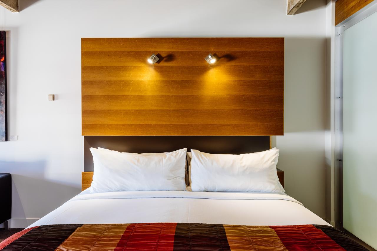 הובארט The Henry Jones Art Hotel מראה חיצוני תמונה A bed with two pillows